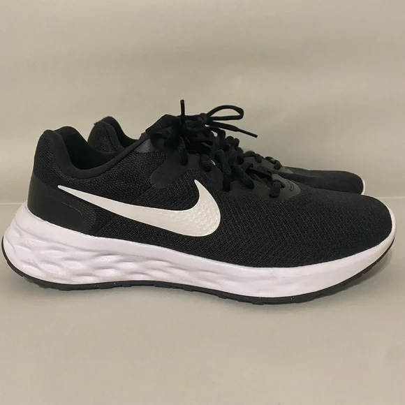 Black and white Nike running shoes. New. Size 9.5. - Picture 3 of 4